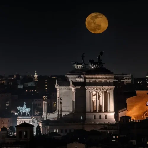 Pedalata di luna delle fragole: Un’esperienza magica sotto la luna piena di Roma